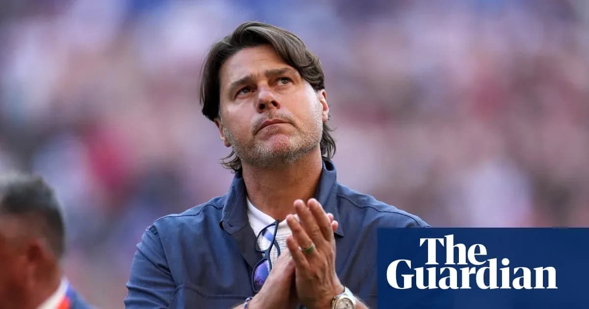 Entrenador mirando hacia arriba en el estadio