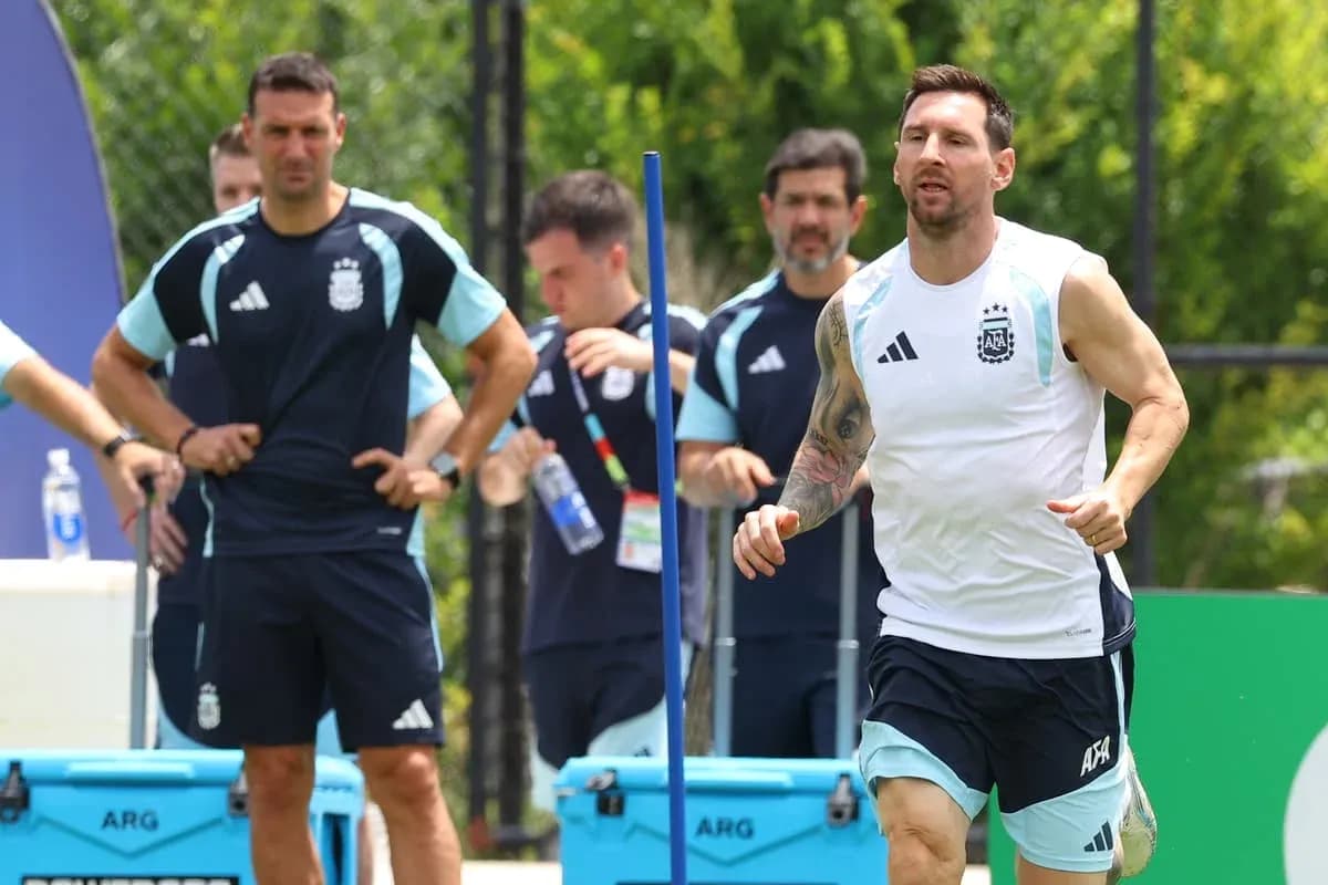Lionel Messi corriendo durante un entrenamiento del equipo