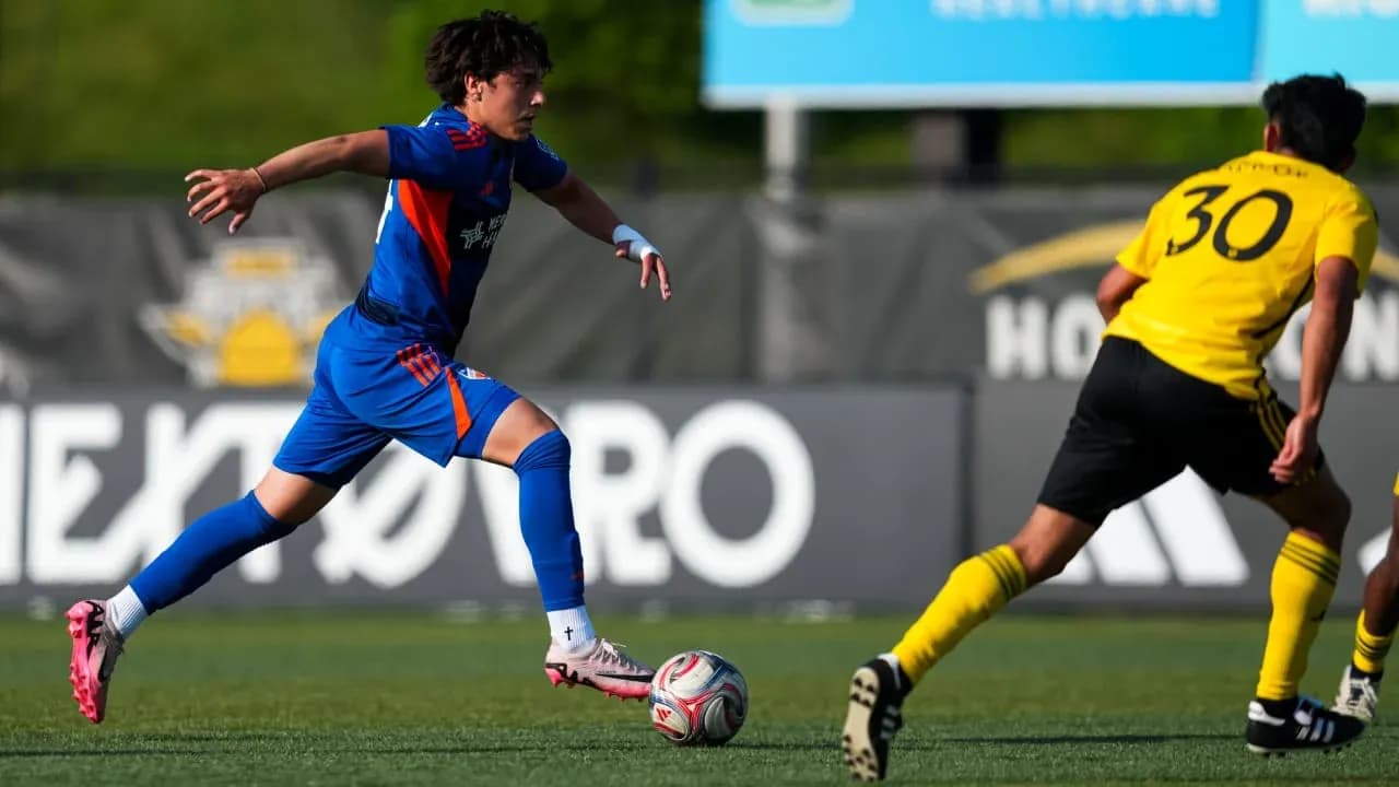 Jugador de FC Cincinnati II corriendo con el balón