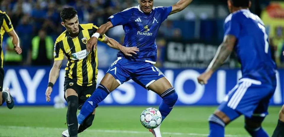 Jugador de Levski Sofia driblando a AEK Atenas