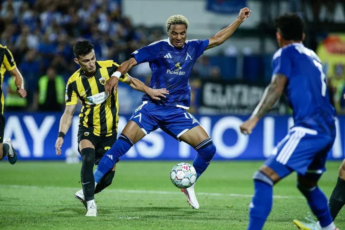 Jugador de Levski Sofia driblando a AEK Atenas