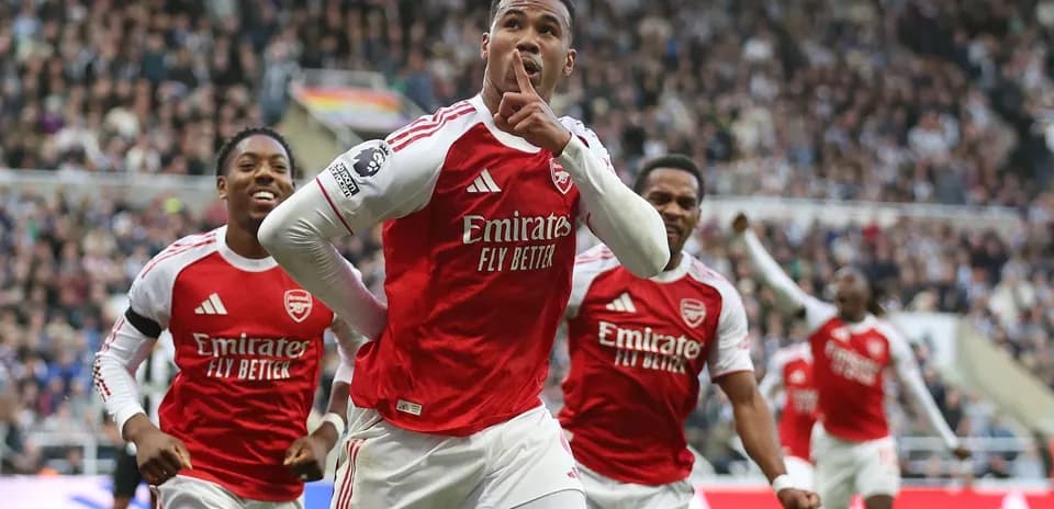 Jugador de Arsenal celebrando gol con compañeros