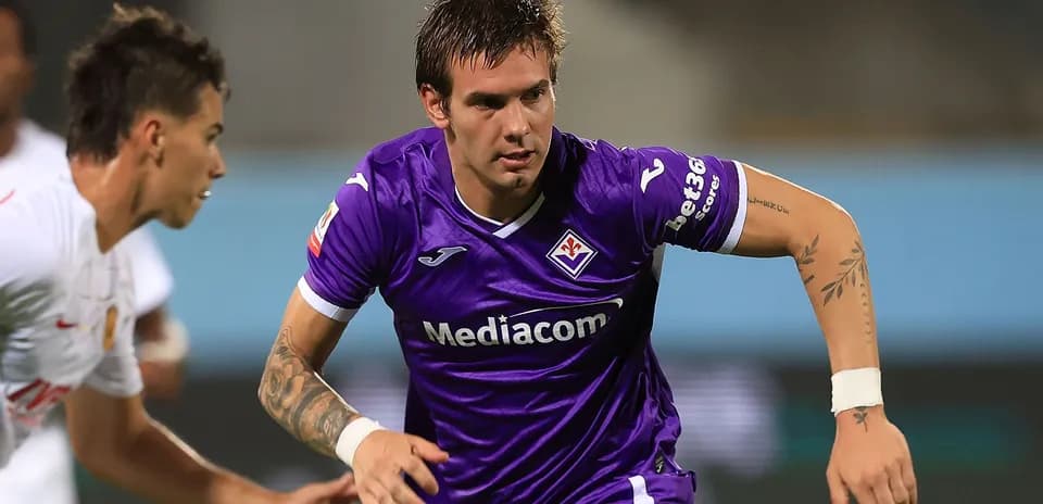 Jugador de Fiorentina corriendo durante un partido