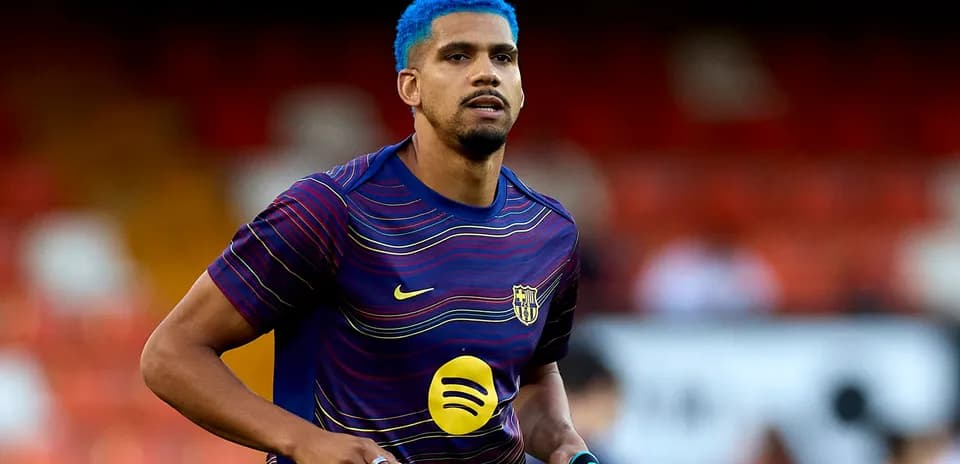 Jugador con cabello azul en calentamiento previo
