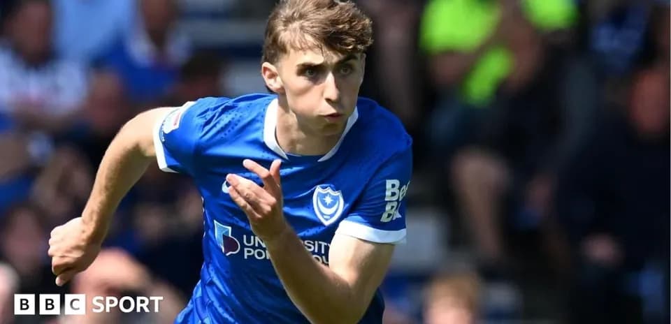 Jugador de Portsmouth corriendo durante un partido