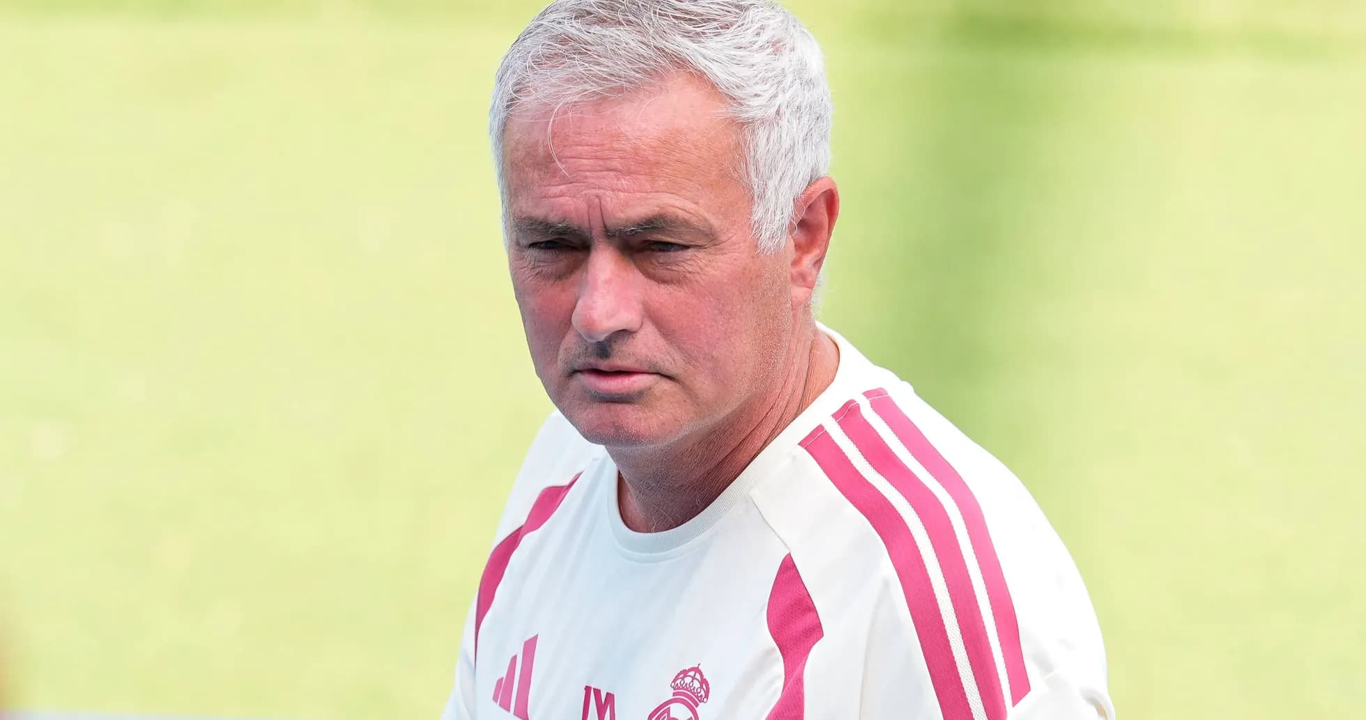Entrenador en sesión de entrenamiento del equipo