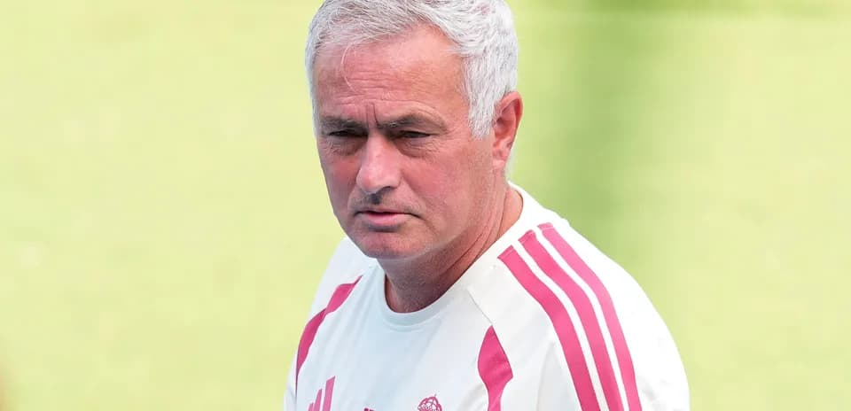 Entrenador en sesión de entrenamiento del equipo