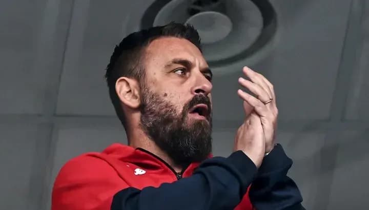 Hombre aplaudiendo en un estadio deportivo