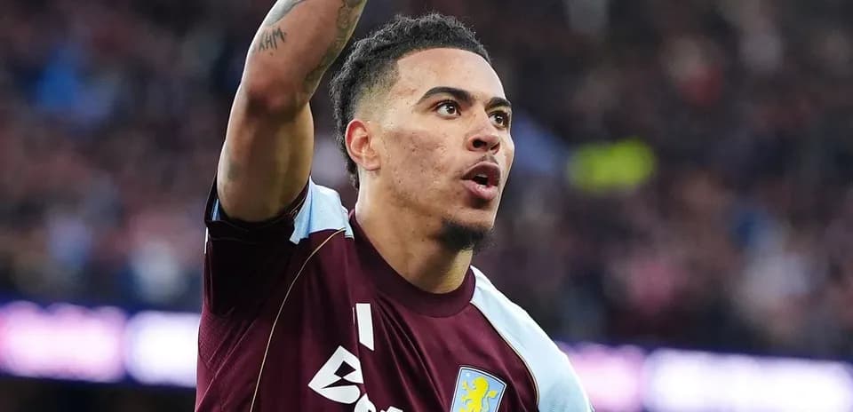 Jugador de Aston Villa señalando durante el partido