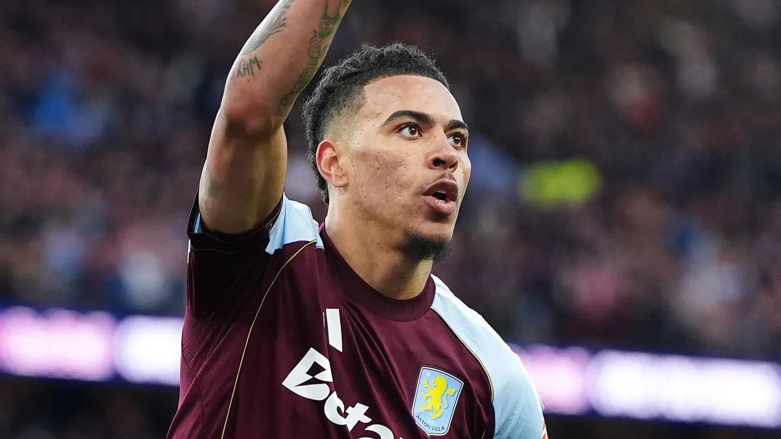 Jugador de Aston Villa señalando durante el partido