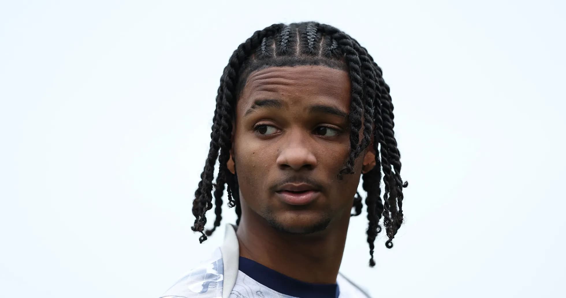 Jugador con trenzas mirando hacia un lado