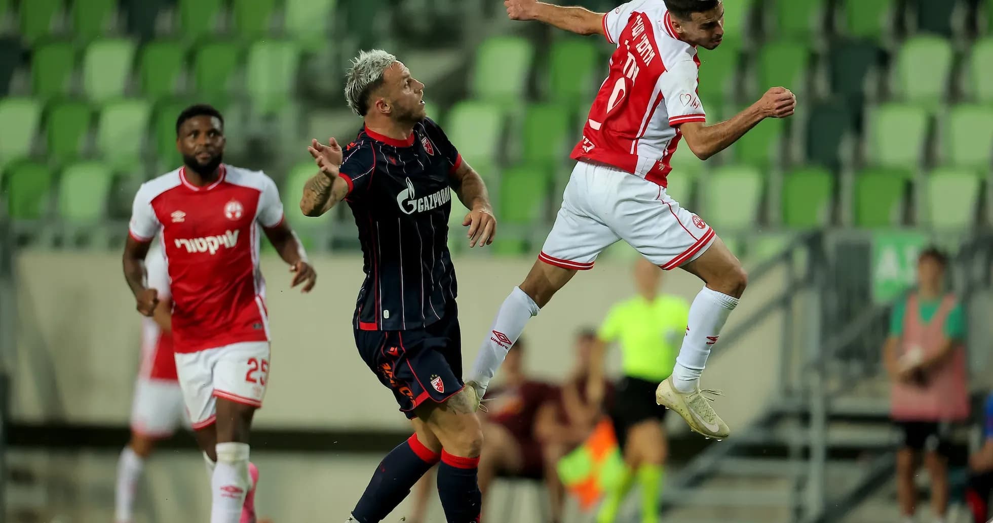 Jugador de FK Crvena Zvezda saltando para cabecear