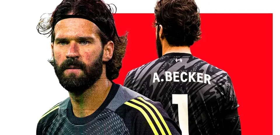 Portero de Liverpool con camiseta de juego y nombre