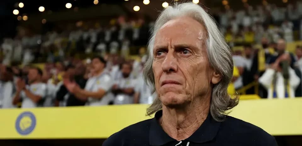 Entrenador observando el partido desde la tribuna