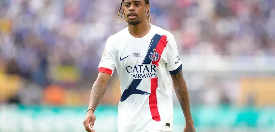 Jugador de PSG caminando en el campo de fútbol