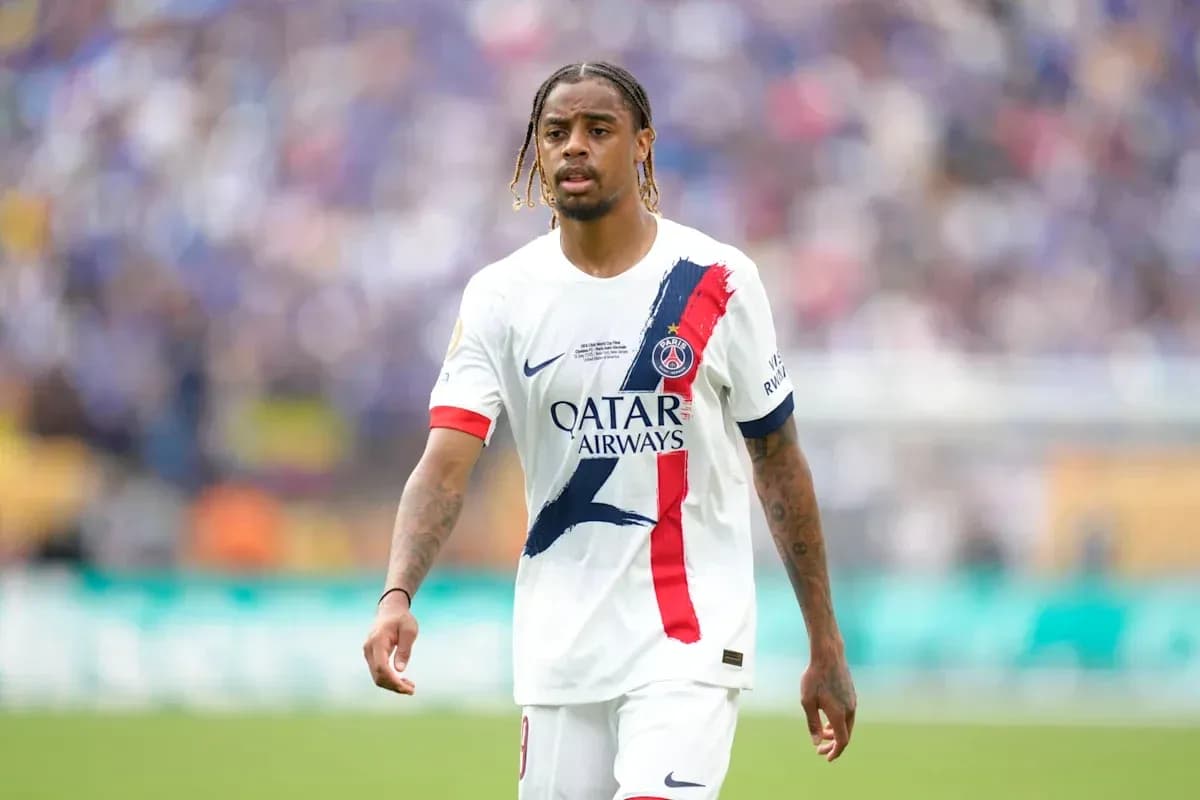 Jugador de PSG caminando en el campo de fútbol
