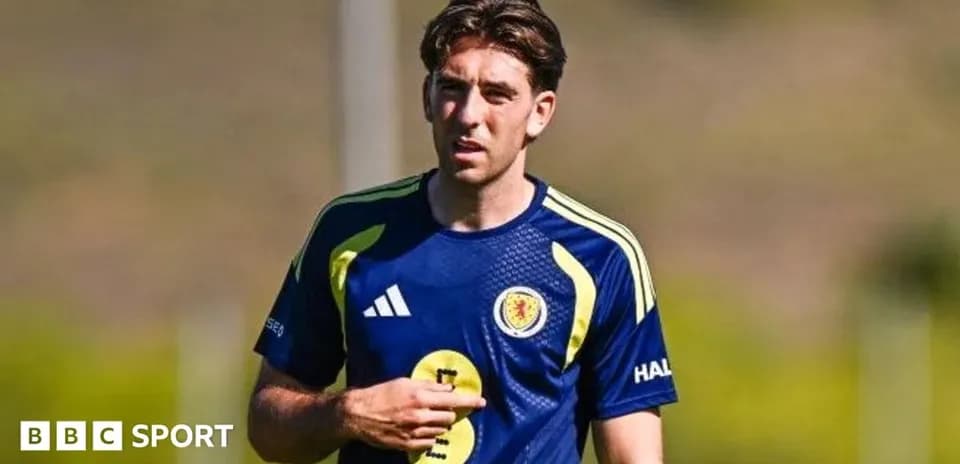 Jugador de fútbol entrenando en uniforme escocés