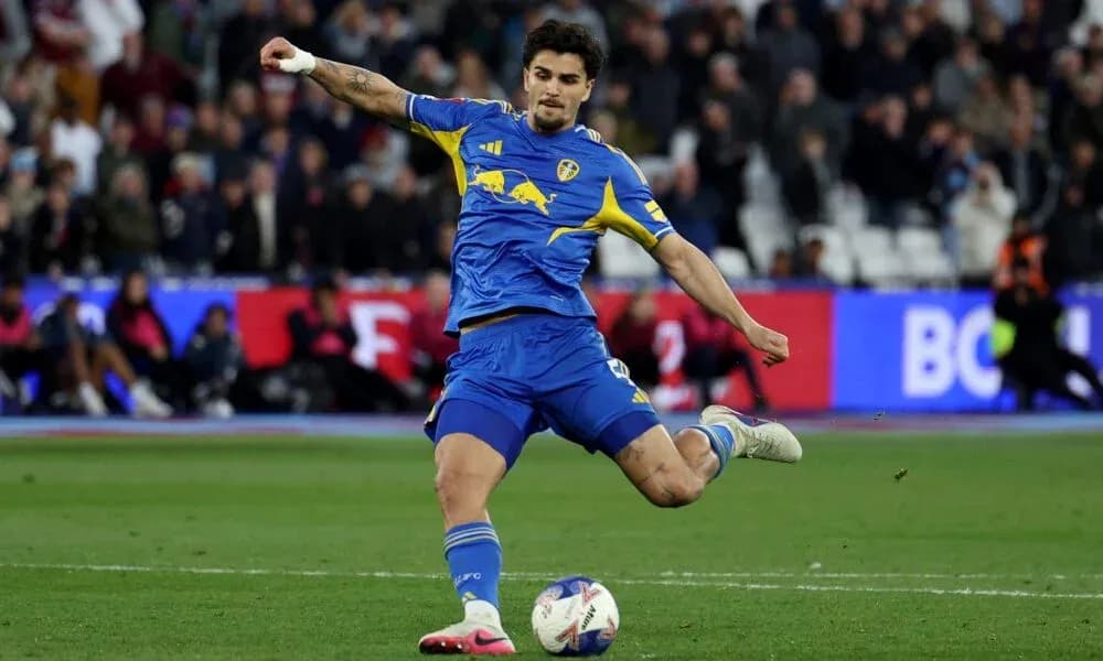 Jugador de Leeds United pateando el balón en partido