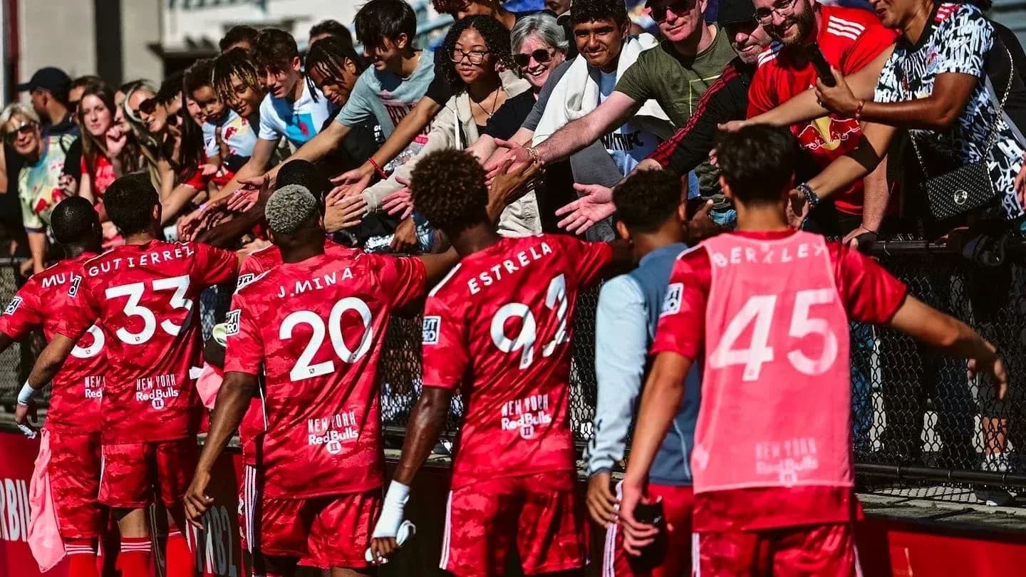 Jugadores de New York RB II saludando a los aficionados