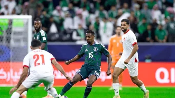Jugador de Arabia Saudita driblando entre oponentes
