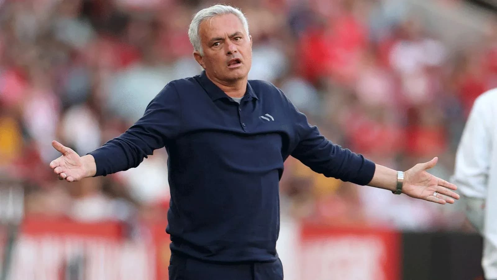 Entrenador gesticulando en el banquillo durante el partido