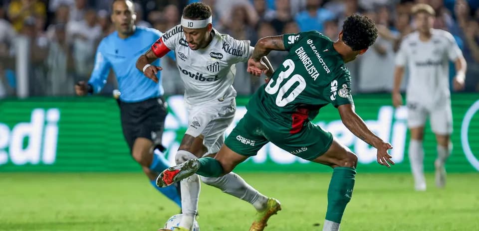 Jugador de Santos driblando a oponente en el partido