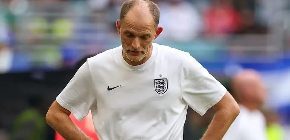 Entrenador de Inglaterra mirando hacia abajo durante el partido
