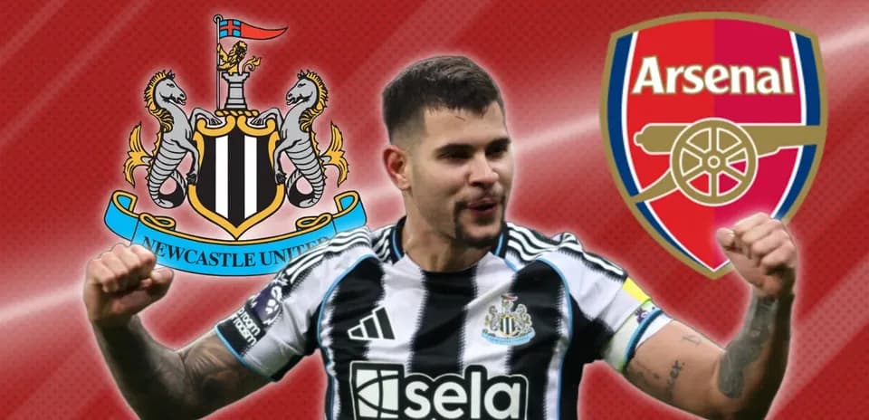 Jugador de Newcastle United con escudos de Newcastle y Arsenal