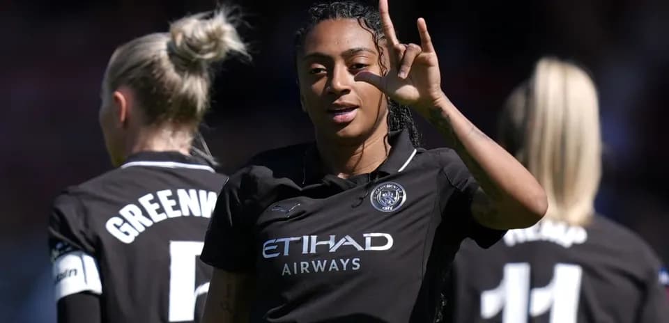 Jugadora señalando mientras sus compañeras están de espaldas