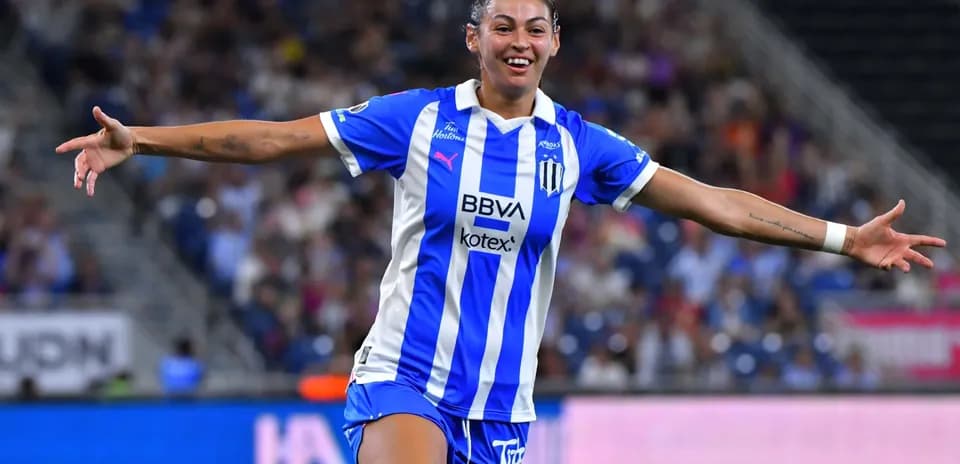 Jugadora de Monterrey celebra un gol