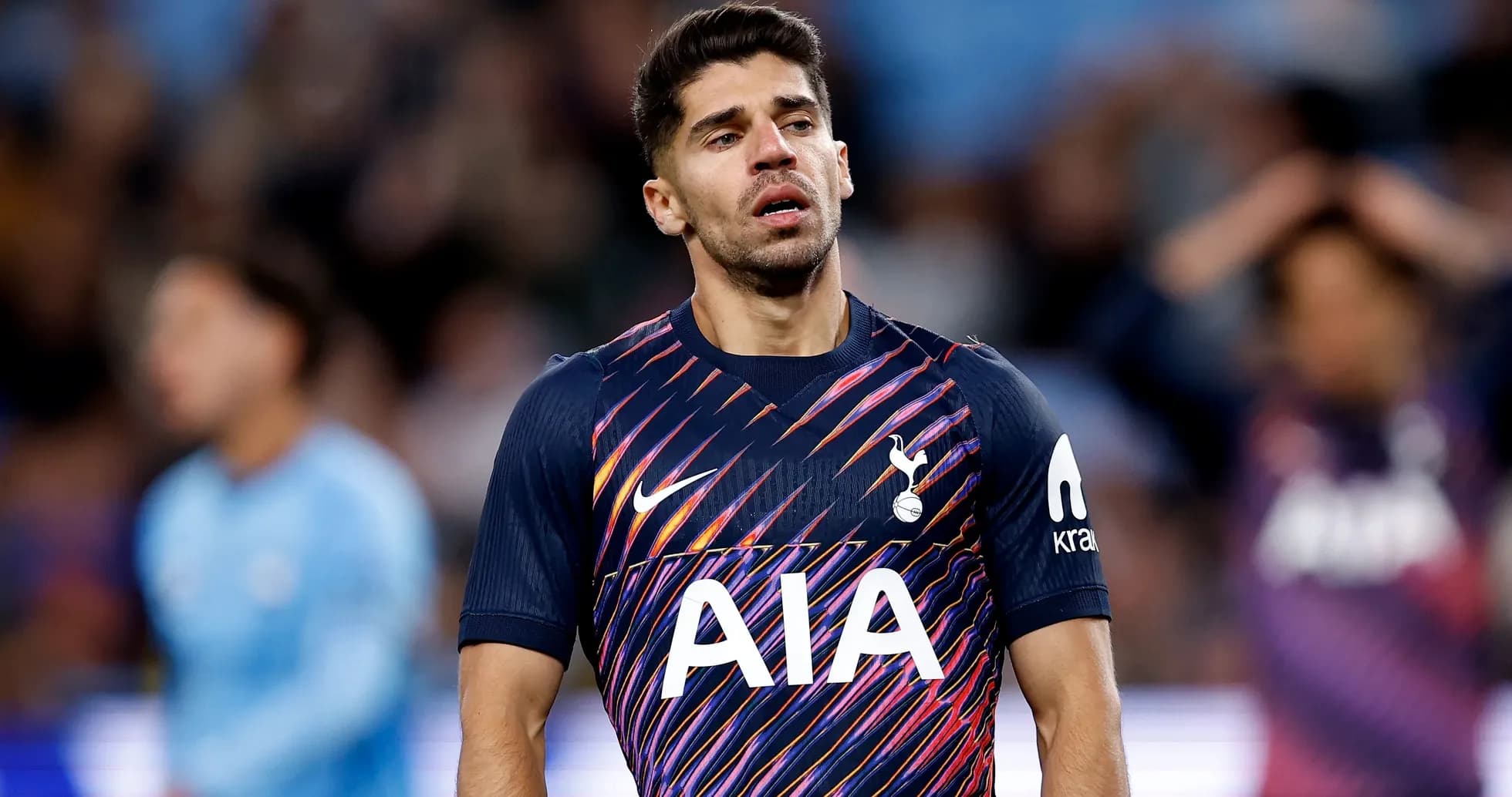 Jugador de Tottenham en el campo durante un partido
