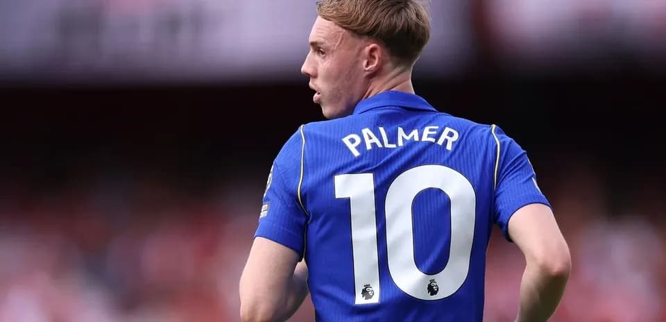 Jugador con camiseta azul y número 10 en la espalda