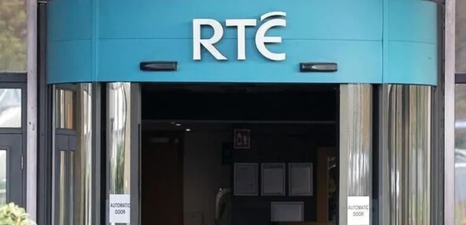 Entrada principal de RTÉ con puerta automática