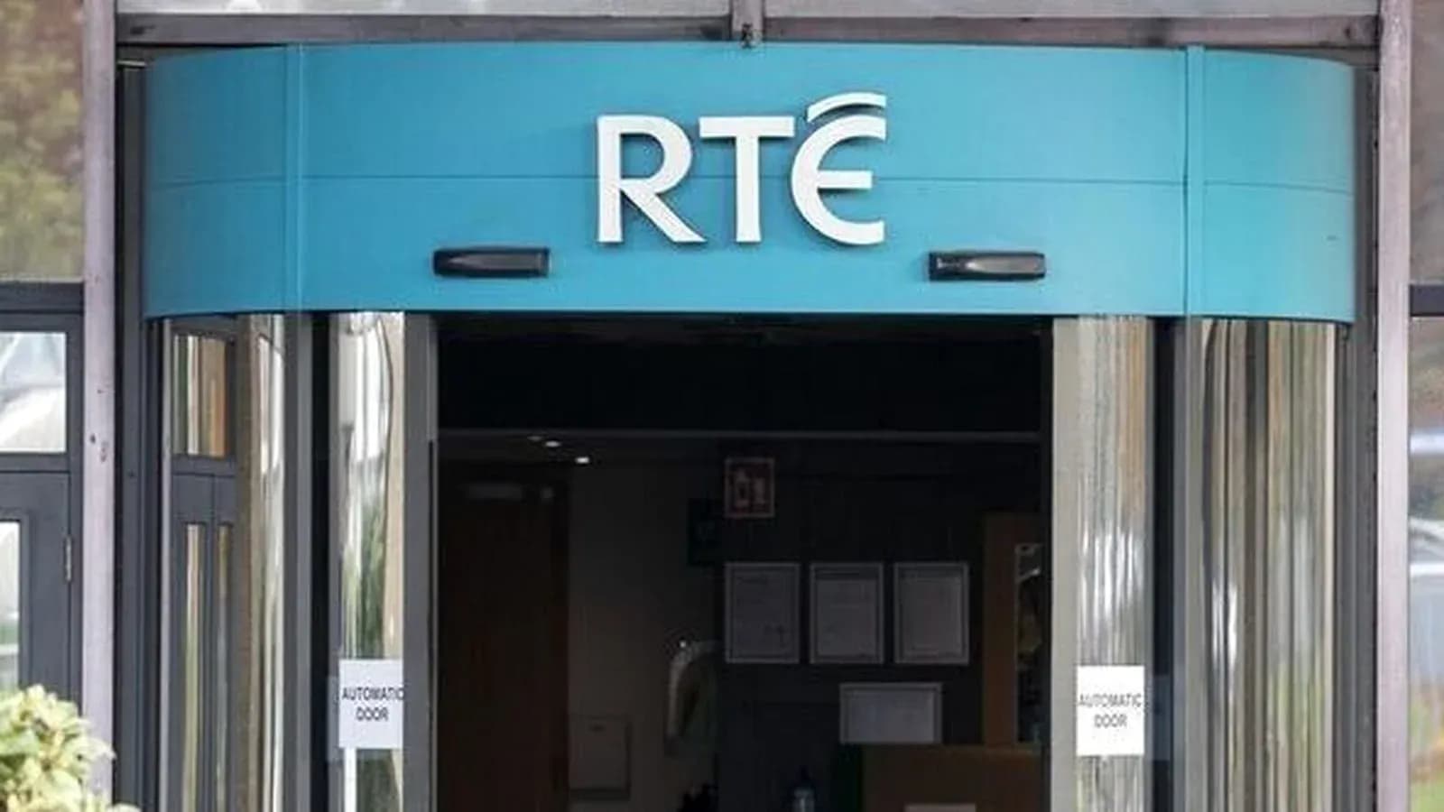Entrada principal de RTÉ con puerta automática