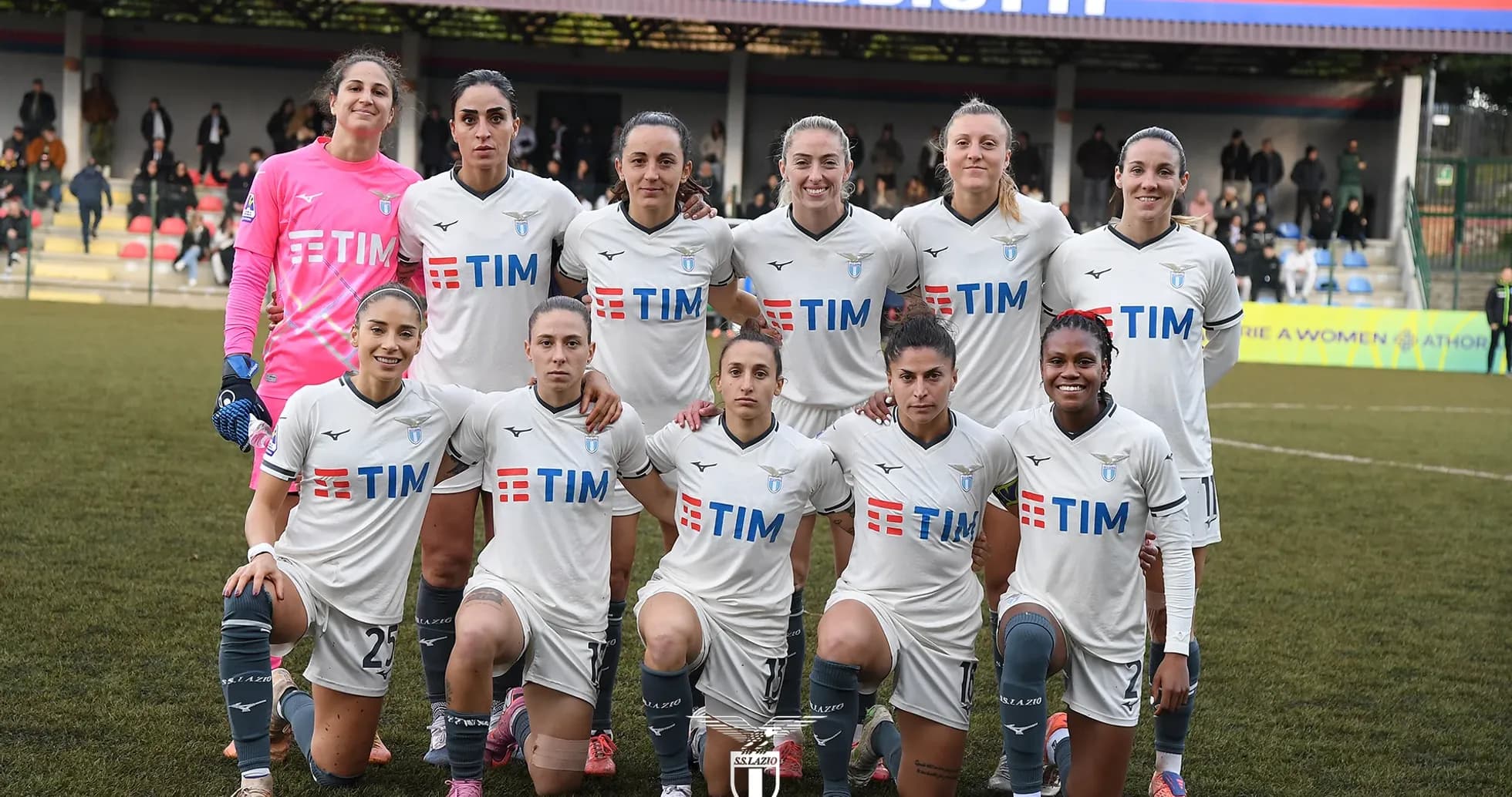 Equipo femenino de Lazio antes del partido
