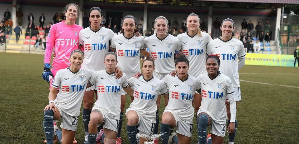 Equipo femenino de Lazio antes del partido