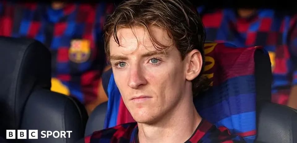 Jugador sentado en el banquillo durante un partido