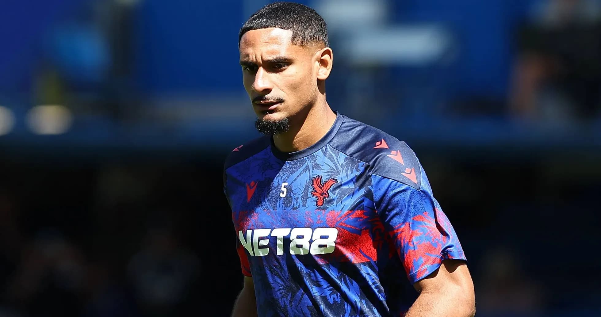 Jugador de Crystal Palace caminando en el campo