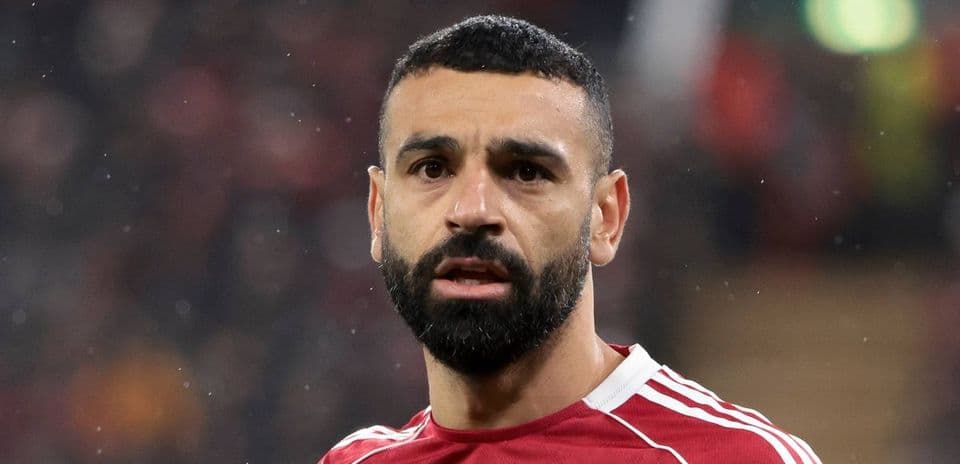 Jugador en camiseta roja durante un partido de fútbol