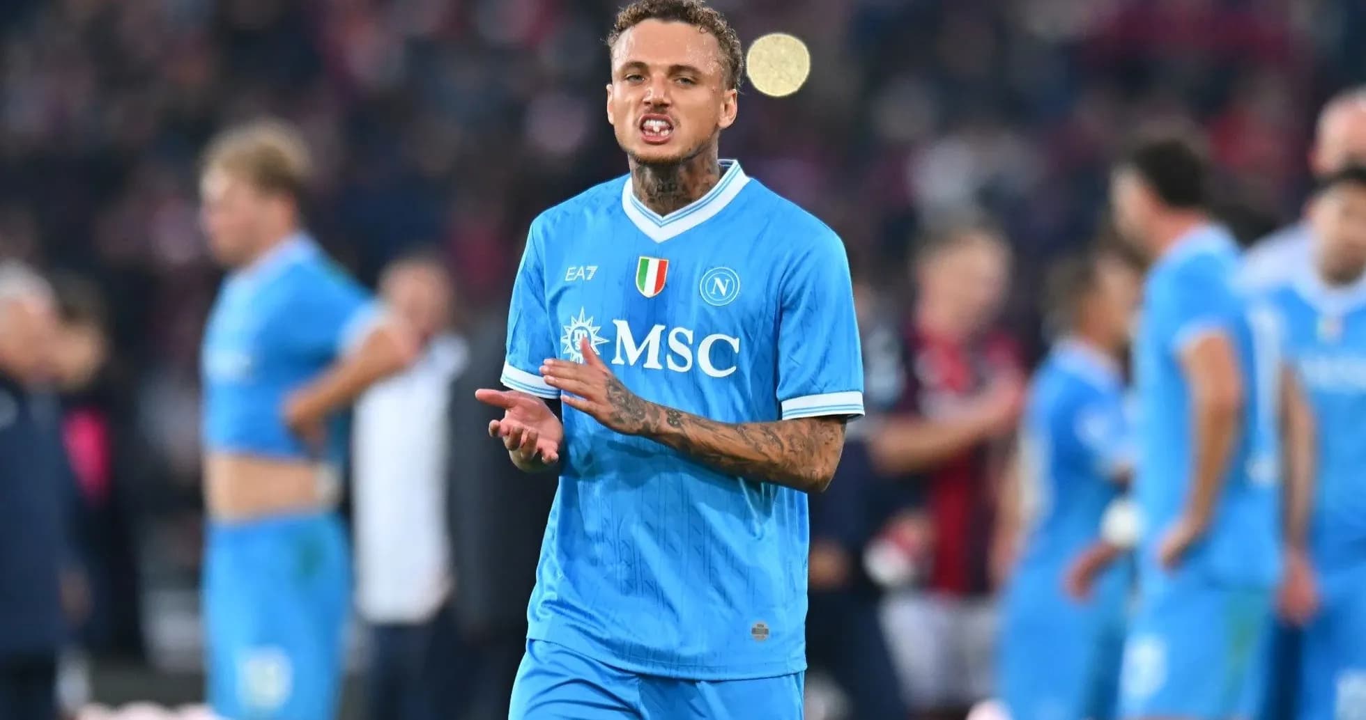 Jugador de Napoli aplaudiendo tras el partido