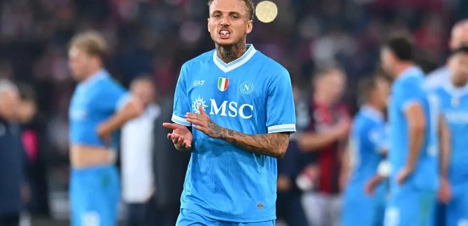 Jugador de Napoli aplaudiendo tras el partido