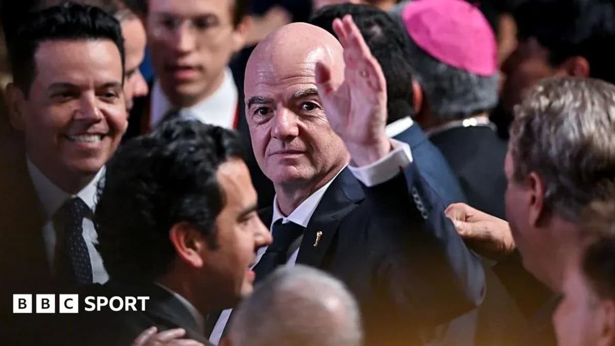 Gianni Infantino saludando en un evento