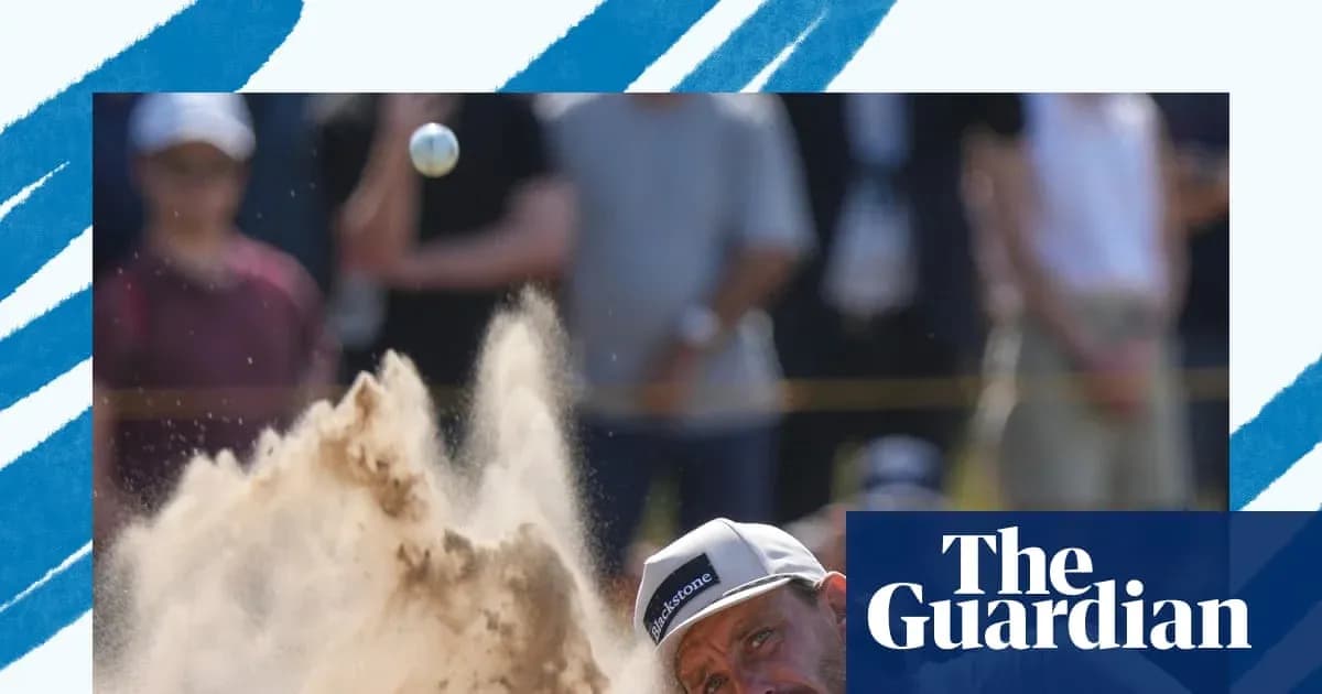 Golfista golpeando la bola desde un bunker