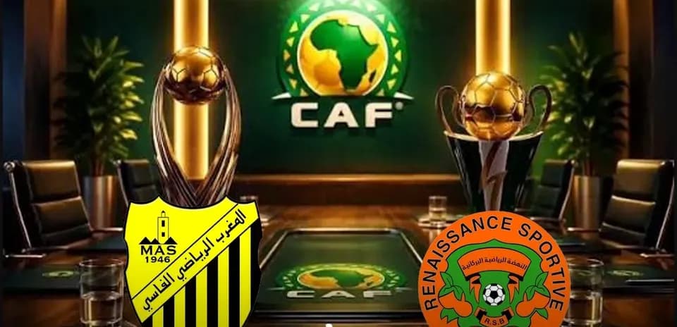 Trofeos de fútbol con logotipos de equipos en mesa