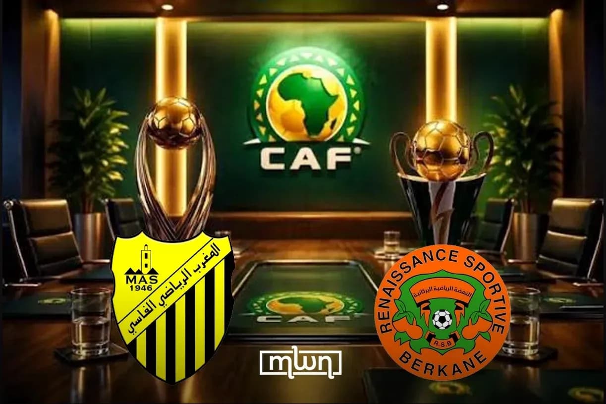 Trofeos de fútbol con logotipos de equipos en mesa