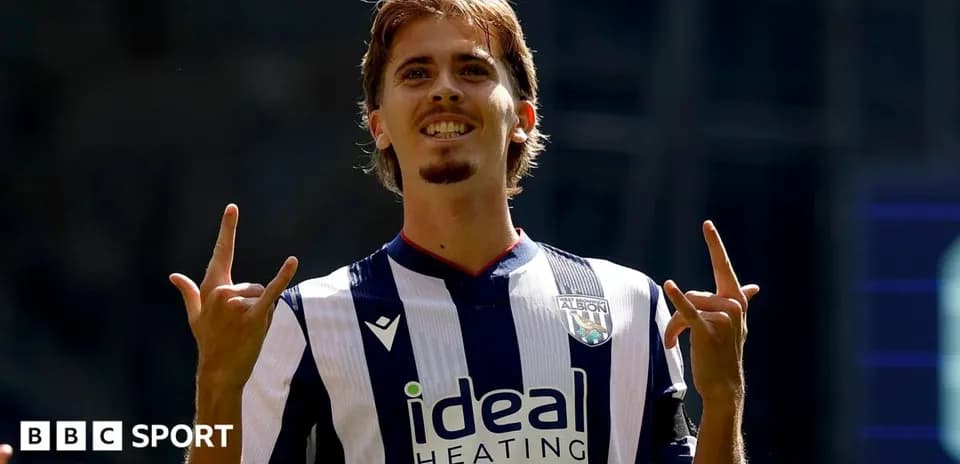 Jugador celebrando un gol con gesto de victoria