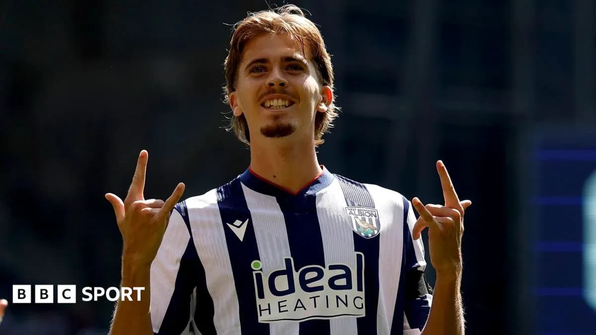 Jugador celebrando un gol con gesto de victoria