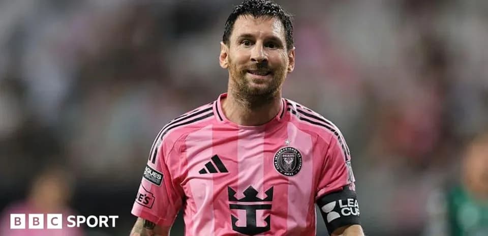 Lionel Messi en camiseta rosa durante un partido