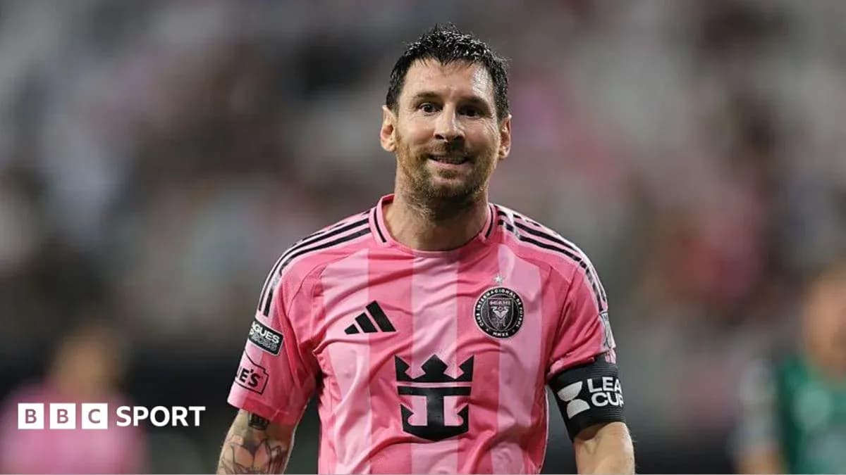 Lionel Messi en camiseta rosa durante un partido