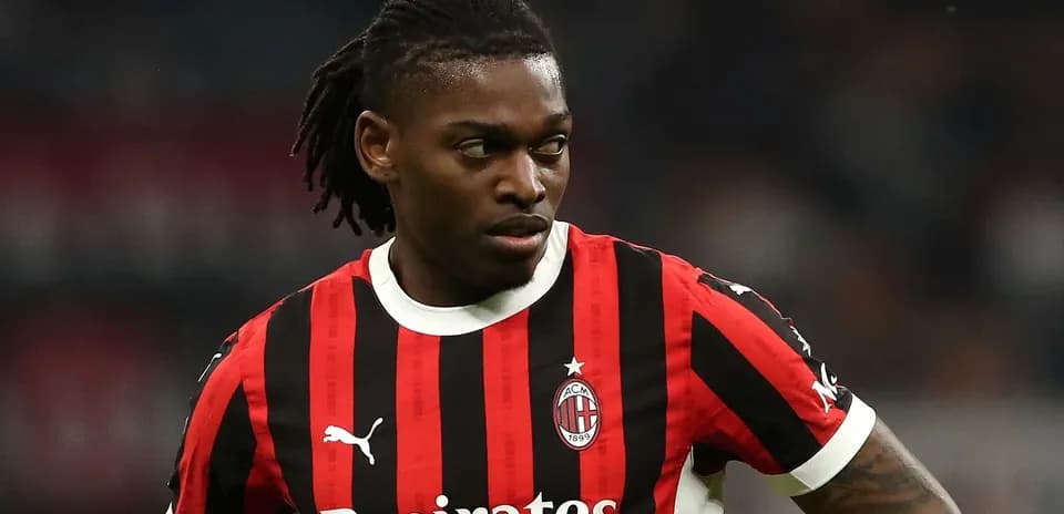 Jugador de AC Milan en uniforme rojo y negro